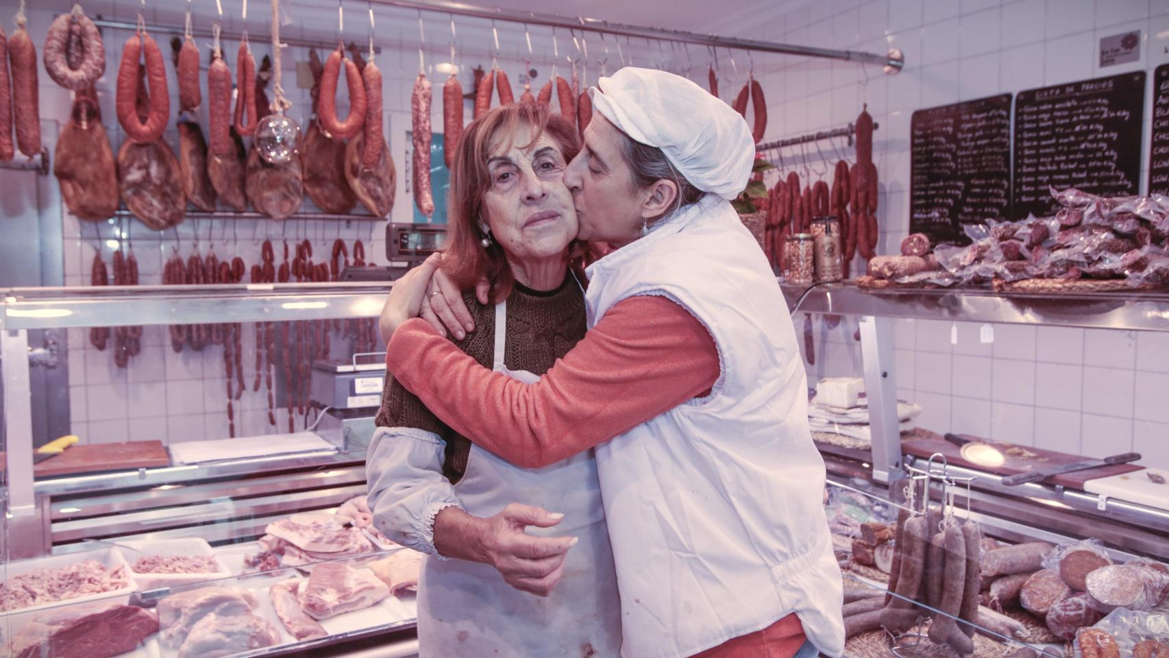 Inma, junto a su hija Silvia y dueña de Embutidos Artesanos de La Capsana en Torremanzanas.