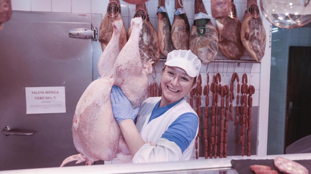 Ester, junto a un pavo.