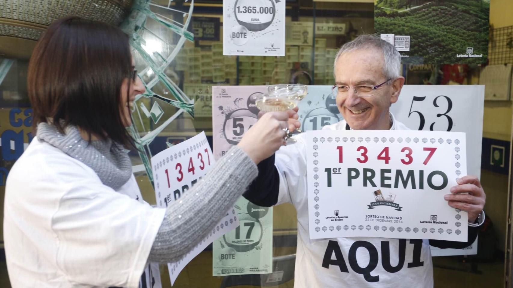 Cristina Manso Valladares junto a su padre celebran el Gordo de la Lotería de Navidad de 2014