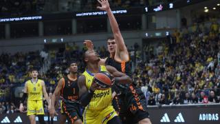 Lonnie Walker encimado por Jaime Pradilla.