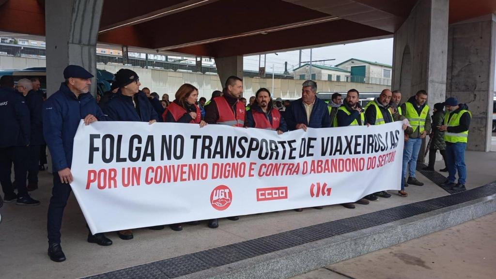 Los piquetes vuelven a impedir la salida de servicios mínimos del transporte urbano en Santiago