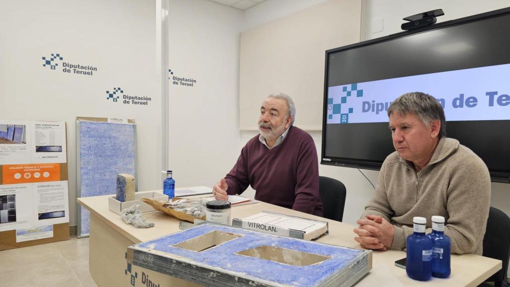 El diputado delegado de Desarrollo Territorial, Javier Ciprés, junto al químico que ha desarrollado el material, Fernando Iturbe.