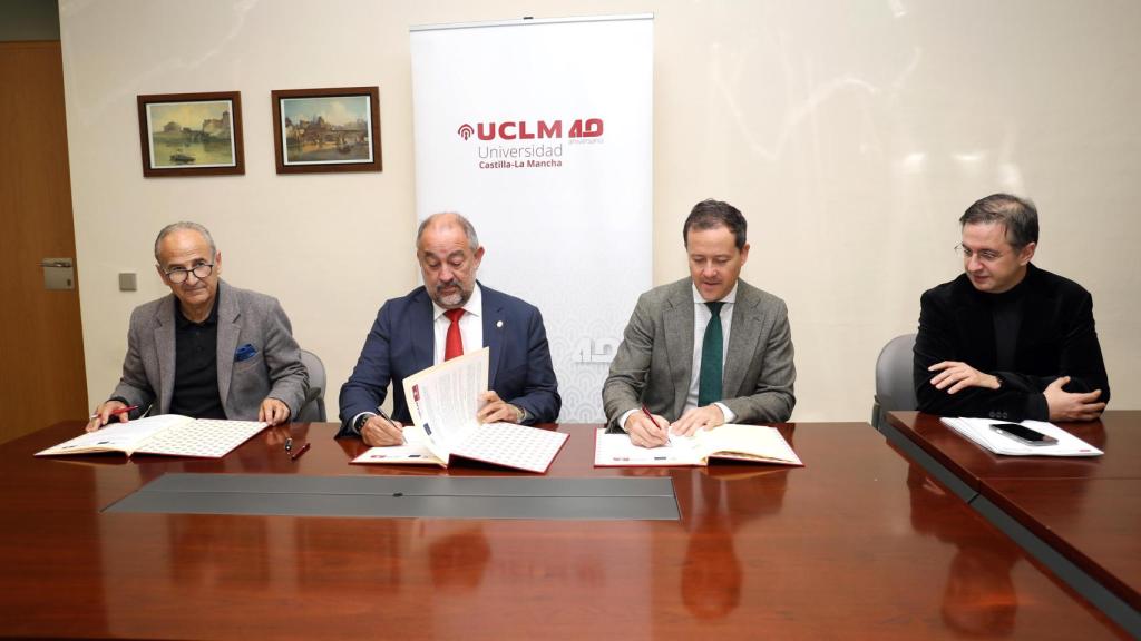 Firma del acuerdo. Foto: Ayuntamiento de Toledo.