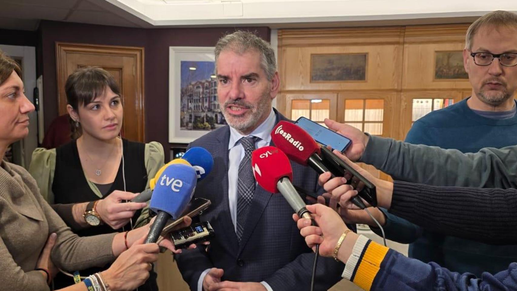 El presidente de CSIF CyL, Benjamín Castro, interviene en el café navideño del sindicato.