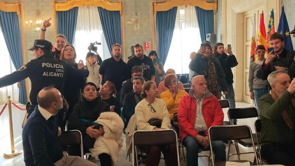 Varias personas protestan en el pleno del Ayuntamiento de Alicante contra los desahucios y son desalojadas