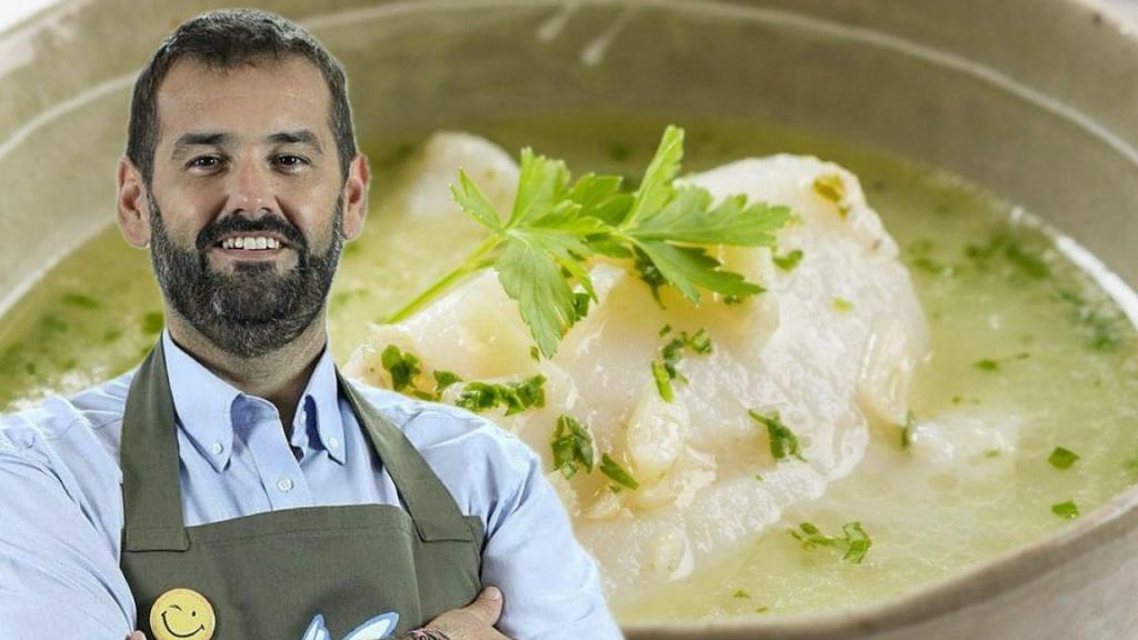 El chef David de Jorge junto a un plato de bacalao pilpil.