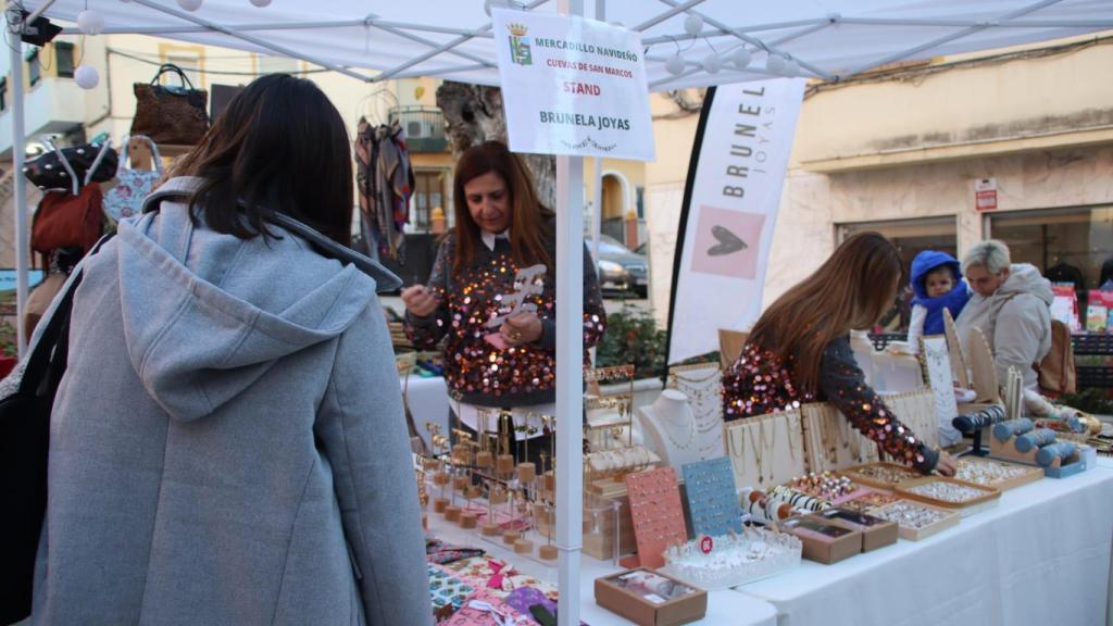 Mercadillo navideño en Cuevas de San Marcos.