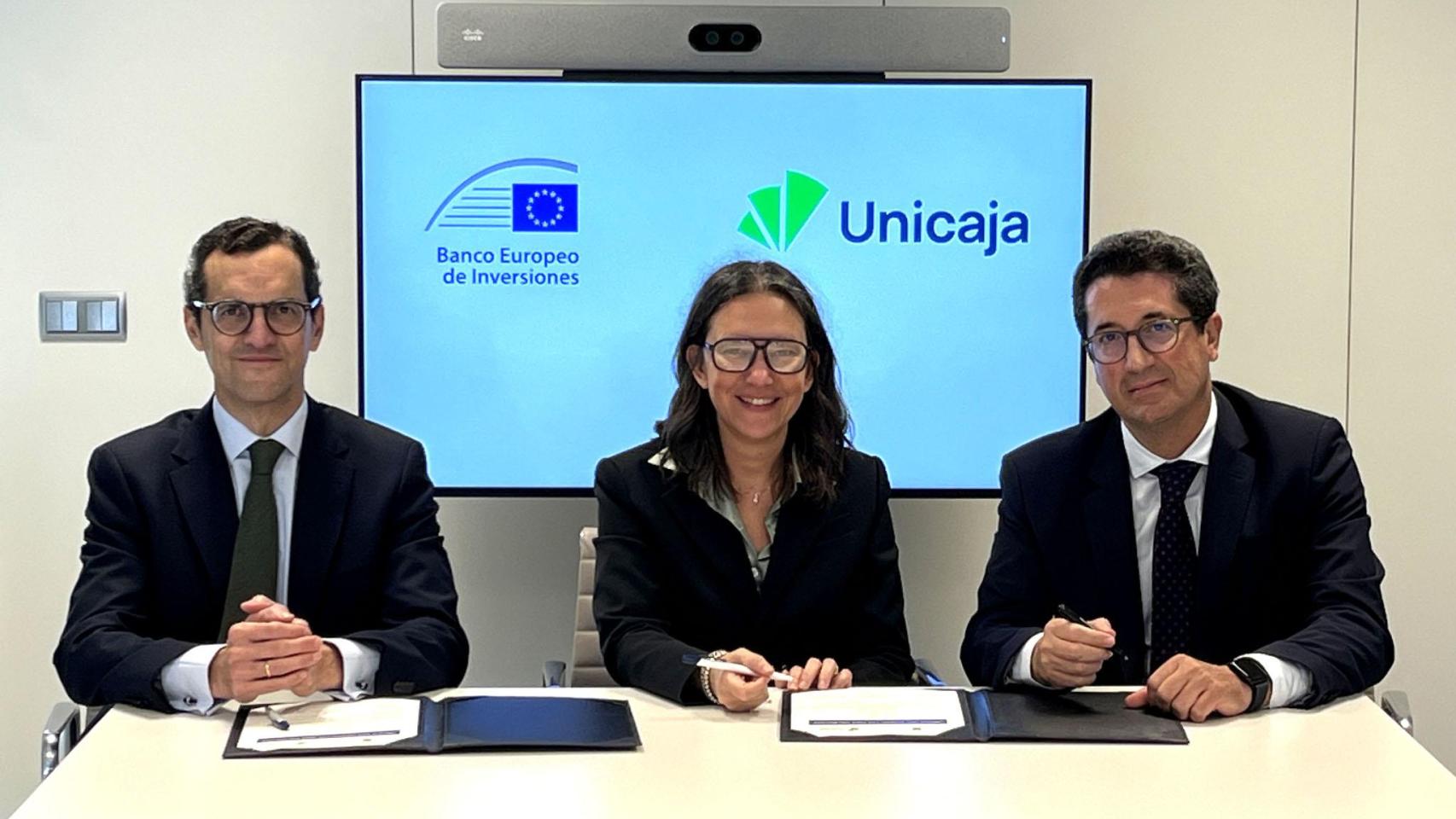 Momento de la firma del acuerdo entre el Banco Europeo de Inversiones y Unicaja