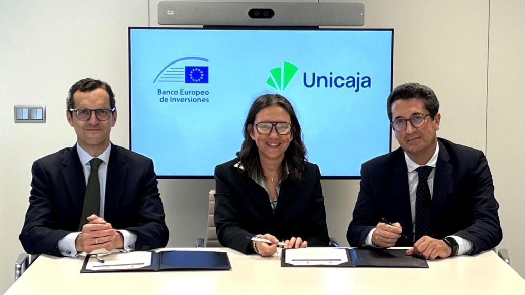 Momento de la firma del acuerdo entre el Banco Europeo de Inversiones y Unicaja