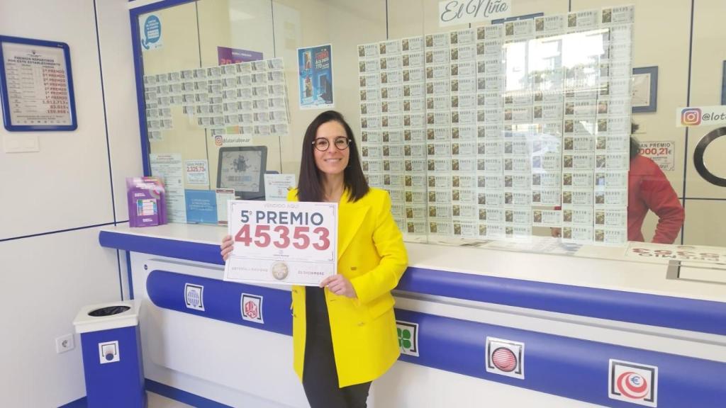 Cristina con uno de los quintos premios que ha repartido en Boñar de la Lotería de Navidad