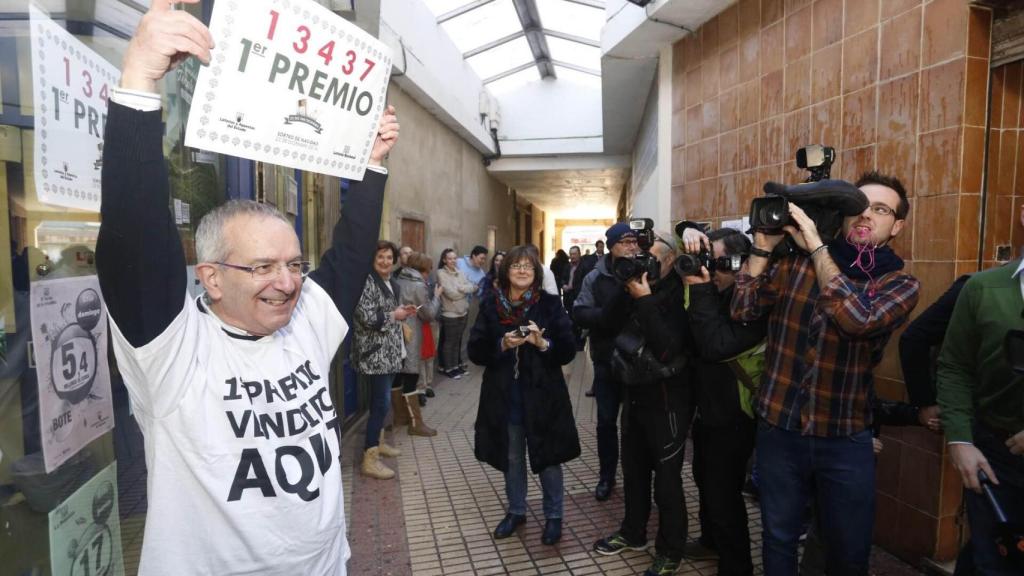 El padre de Cristina Manso celebrando el Gordo de Navidad en 2014
