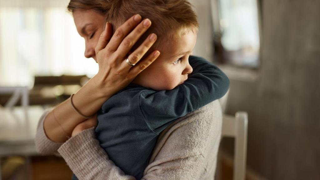 Madre con su hijo en brazos.