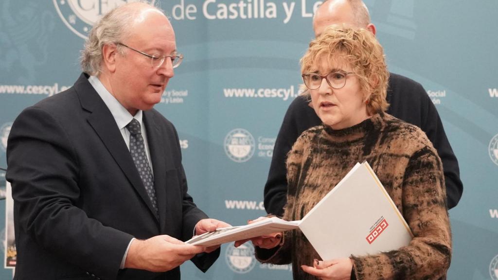 La secretaria general de CCOO en Castilla y León, Ana Fernández de los Muros, y el presidente del CES, Enrique Cabero, durante la presentación de las propuestas del sindicato para la gestión de incendios forestales