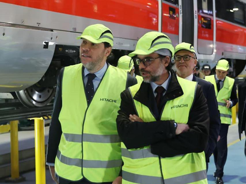 Óscar Puente y Álvaro Fernández Heredia durante su visita a la fábrica de Hitchi en Italia.