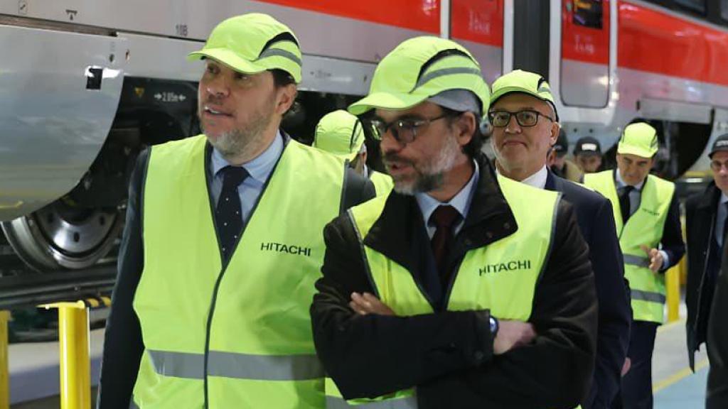 Óscar Puente, ministro de Transportes y Álvaro Fernández Heredia, presidente de Renfe, durante su visita a la fábrica de Hitchi en Italia.