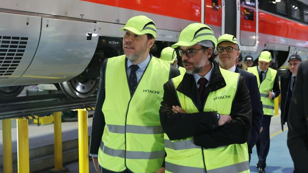 Óscar Puente y Álvaro Fernández Heredia durante su visita a la fábrica de Hitchi en Italia.