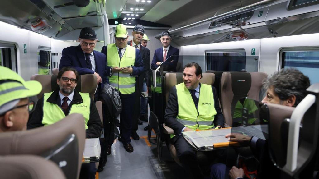 Álvaro Fernández Heredia y Óscar Puente durante su visita a la fábrica de Hitchi en Italia.