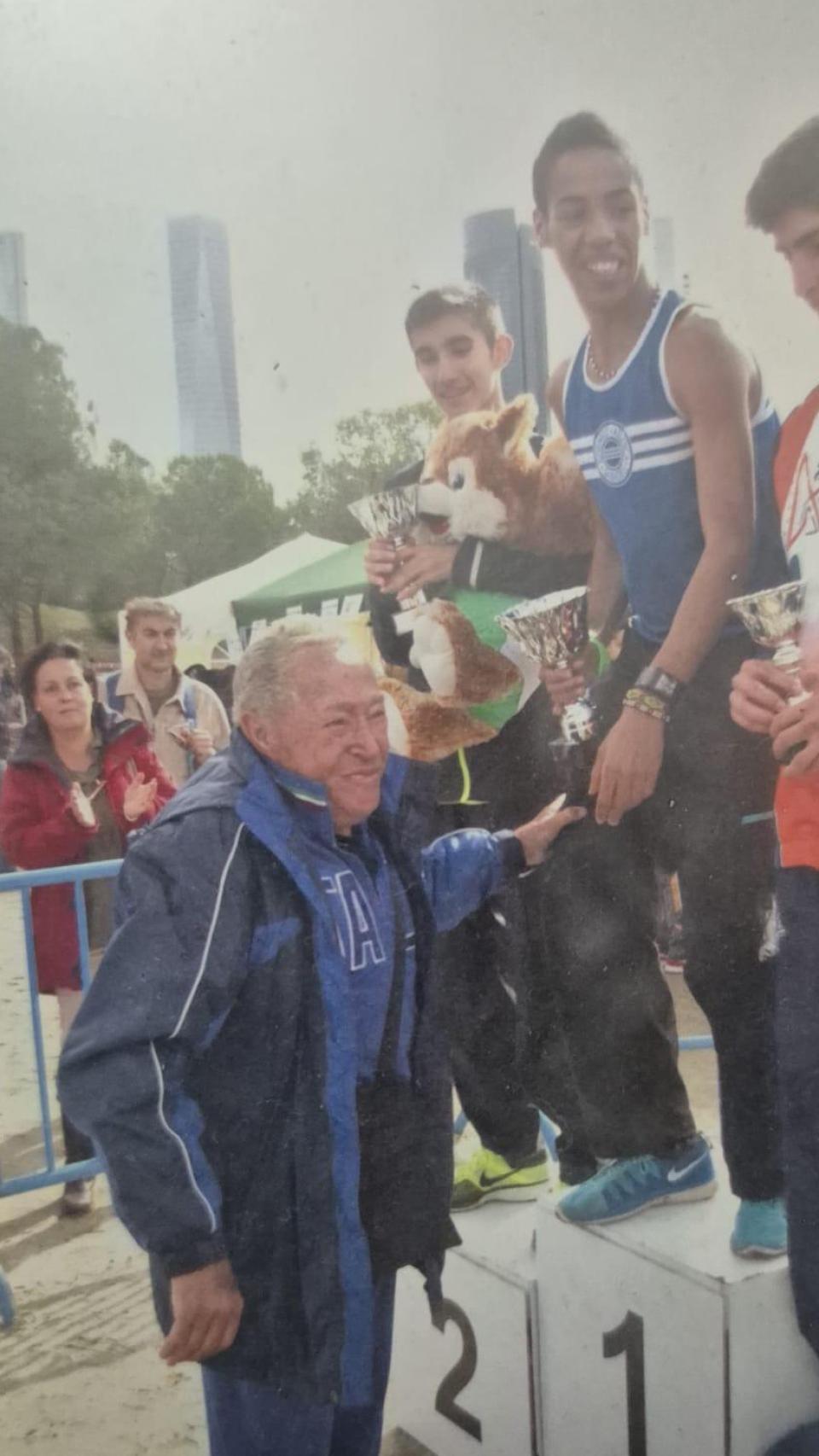 Jesús Hurtado acompaña a su hijo en un podio de carreras.