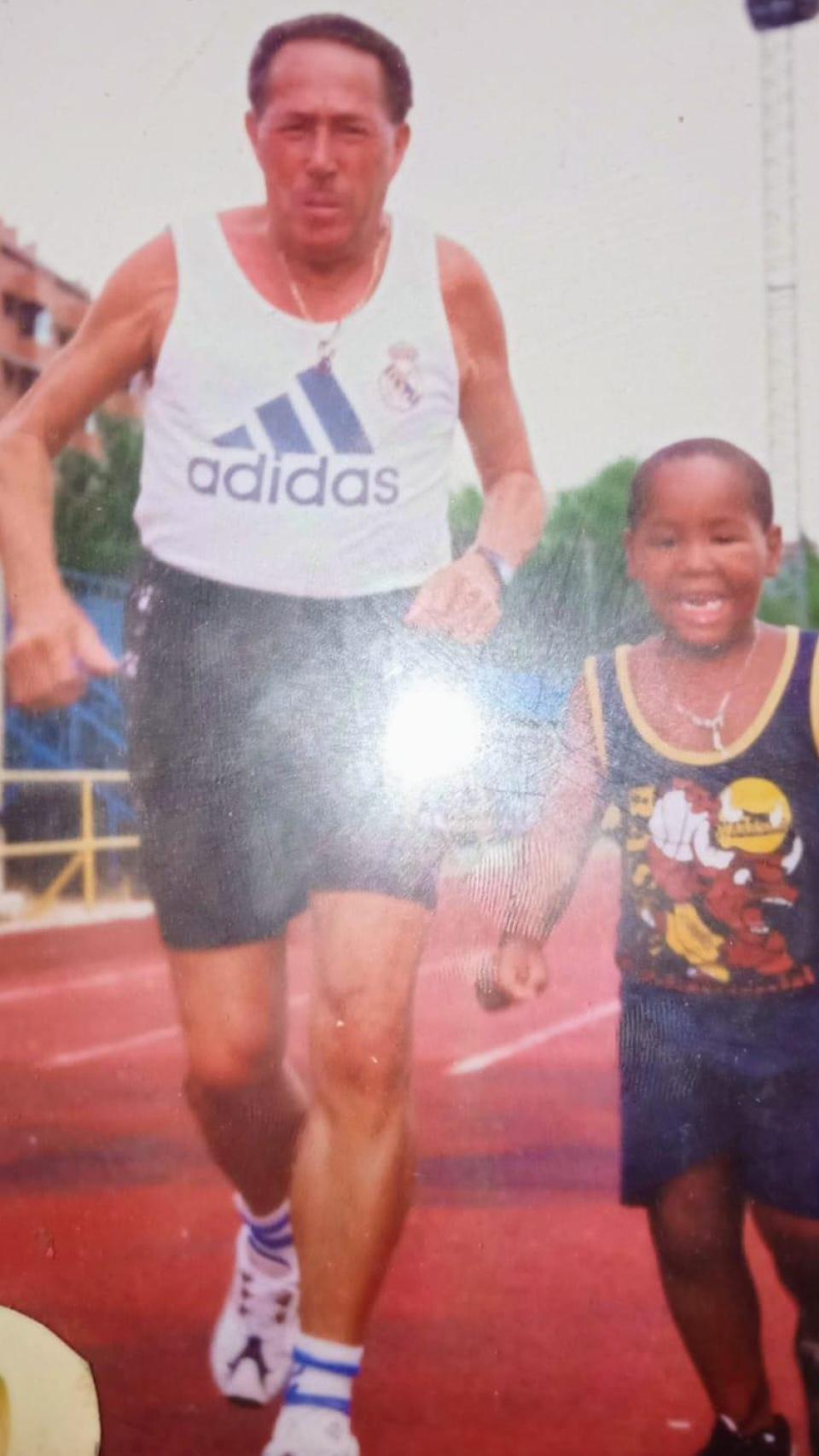 Jesús Hurtado corre con su hijo.