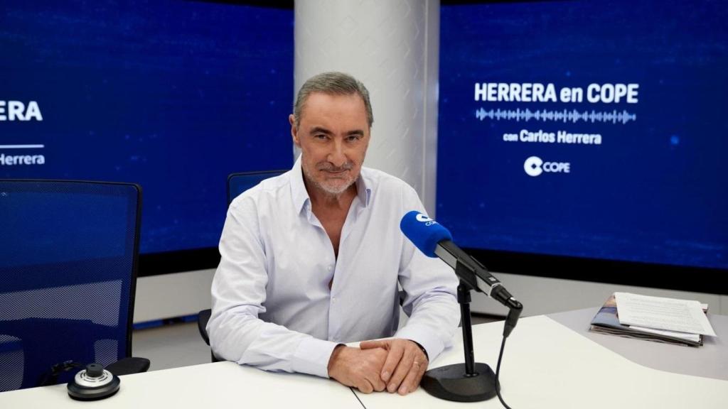 Carlos Herrera, en su estudio de radio de la COPE.