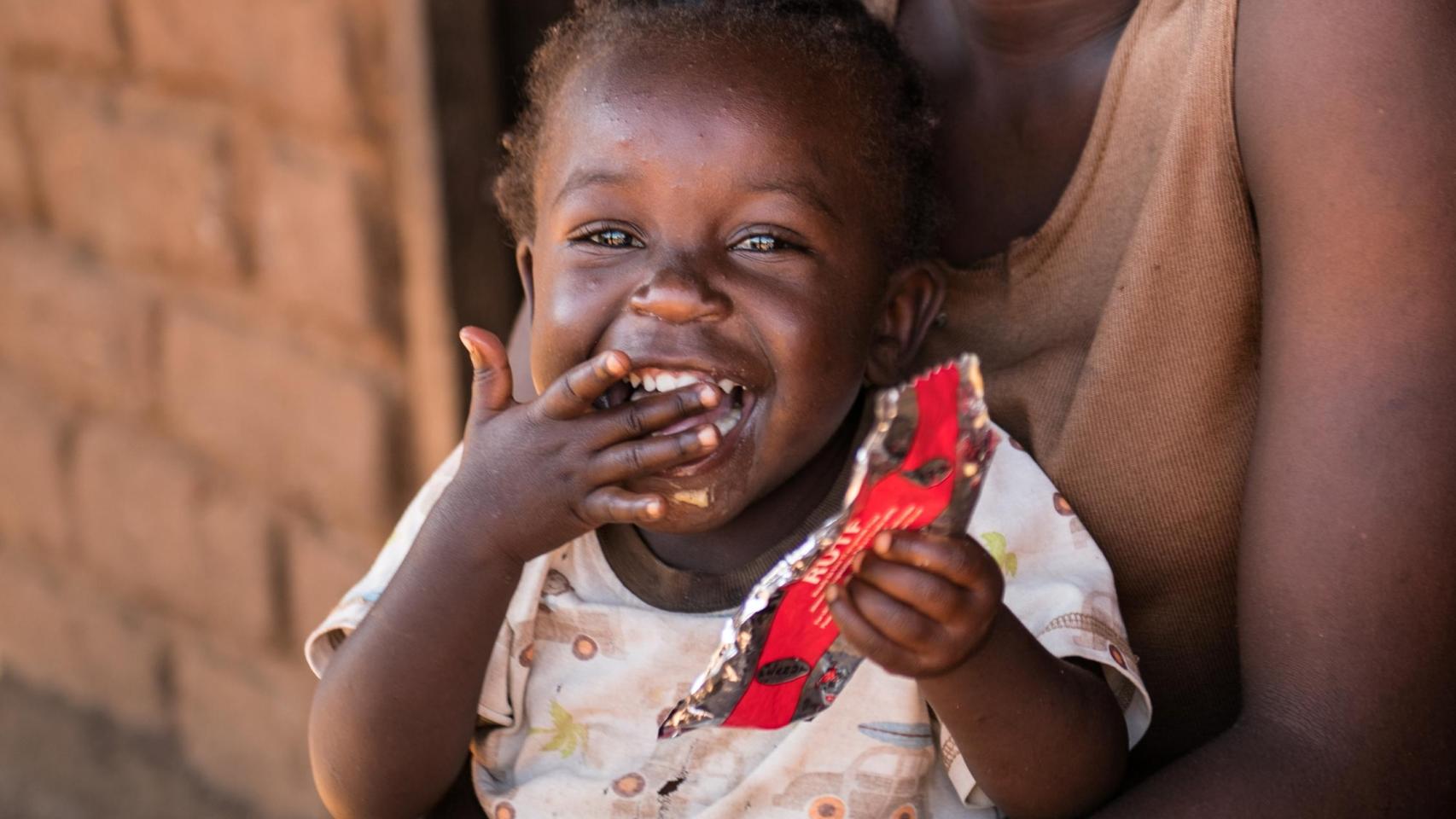 La cadena de supermercados ha vuelto a felicitar la Navidad a sus colaboradores con la tarjeta Regalo Azul de UNICEF,