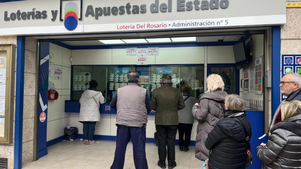 Una fila de personas en Lotería del Rosario, Zaragoza.