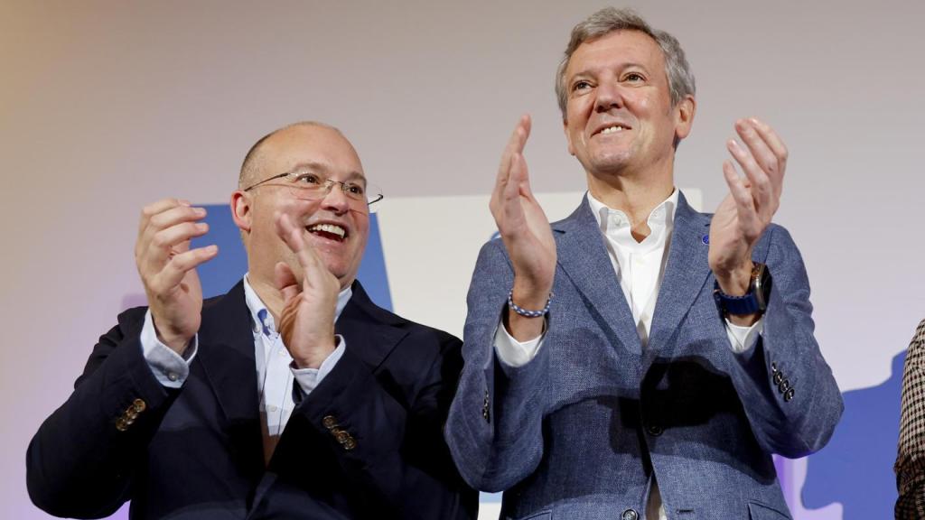 El presidente del PPdeG, Alfonso Rueda (d), y el secretario general de los populares, Miguel Tellado, este viernes en Santiago.