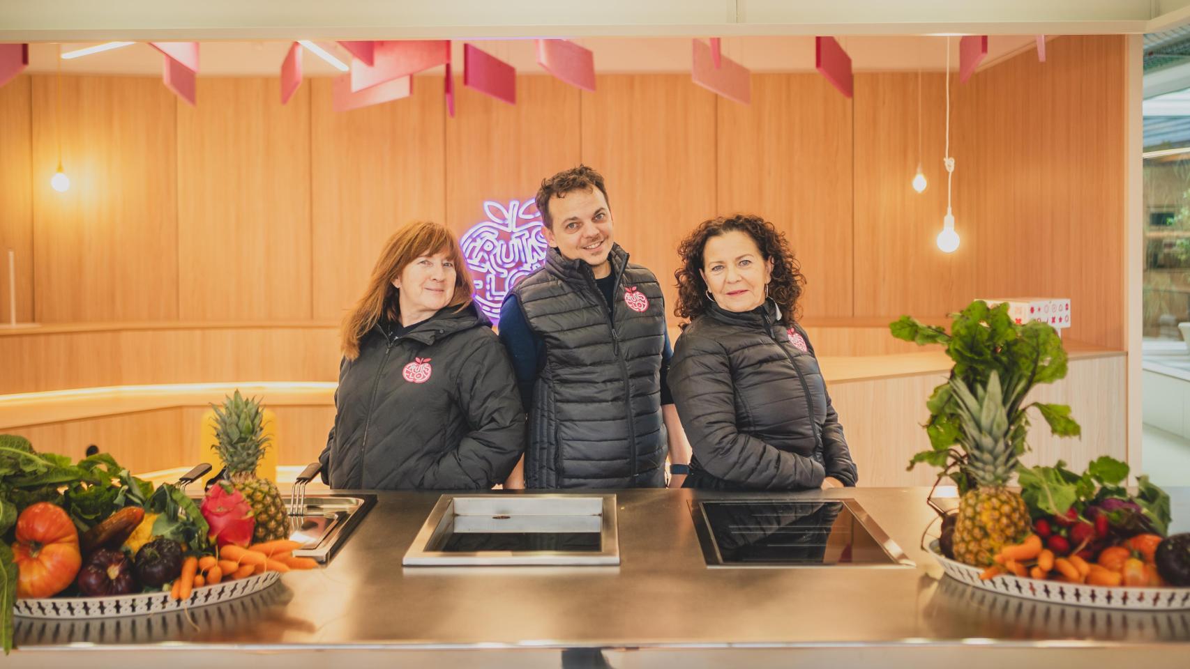La familia tras Frutas Eloy, Belén Ruano, Yannick Thoilliez Ruano y Yolanda Ruano (de izquierda a derecha), en la zona de showcooking del almacén.