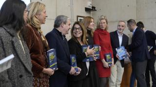 Los investigadores de la UMU que han elaborado el informe posan junto a la consejera antes del inicio del acto