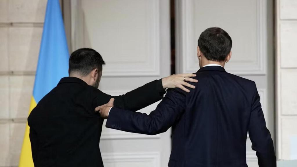 El presidente francés Emmanuel Macron y el presidente ucraniano Volodímir Zelenski se abrazan tras una rueda de prensa conjunta en el Palacio del Elíseo en París, Francia, el 1 de diciembre de 2025.
