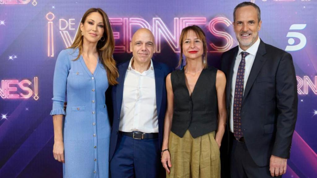 Julia Tapia, directora de '¡De Viernes!', junto a los presentadores y Jaime Guerra.