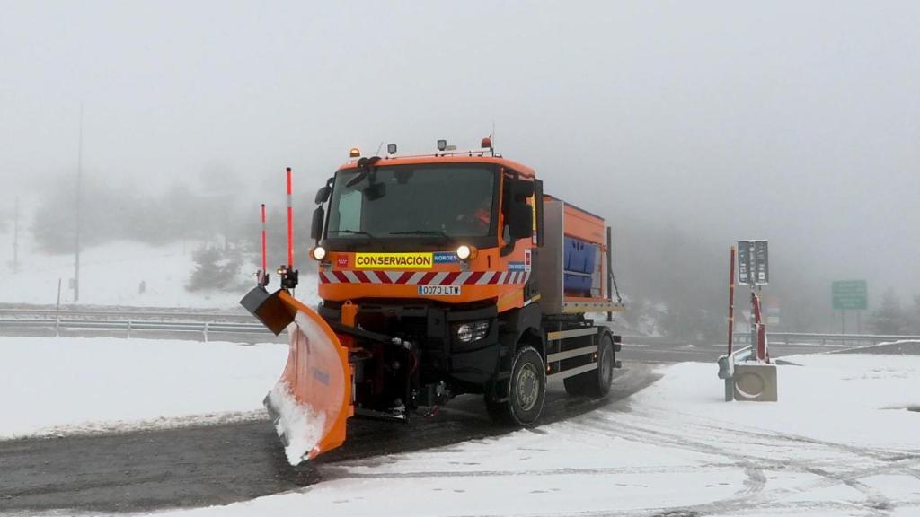 Una máquina quitanieves realizando trabajos de limpieza en Madrid.