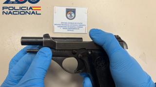 El arma de fuego que llevaron los agentes.