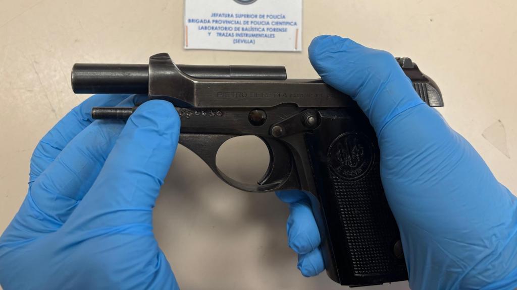 El arma de fuego que llevaron los agentes.