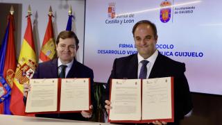 El presidente de la Junta de Castilla y León, Alfonso Fernández Mañueco, y el alcalde del municipio salmantino de Guijuelo, Roberto José Martín Benito, durante la firma del protocolo de colaboración, este viernes