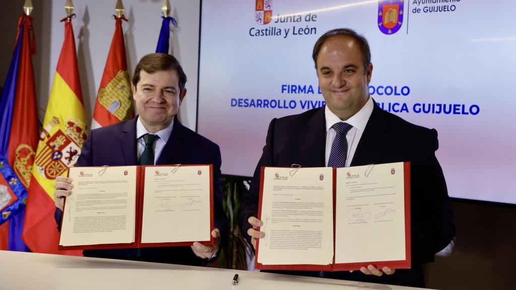 El presidente de la Junta de Castilla y León, Alfonso Fernández Mañueco, y el alcalde del municipio salmantino de Guijuelo, Roberto José Martín Benito, durante la firma del protocolo de colaboración, este viernes