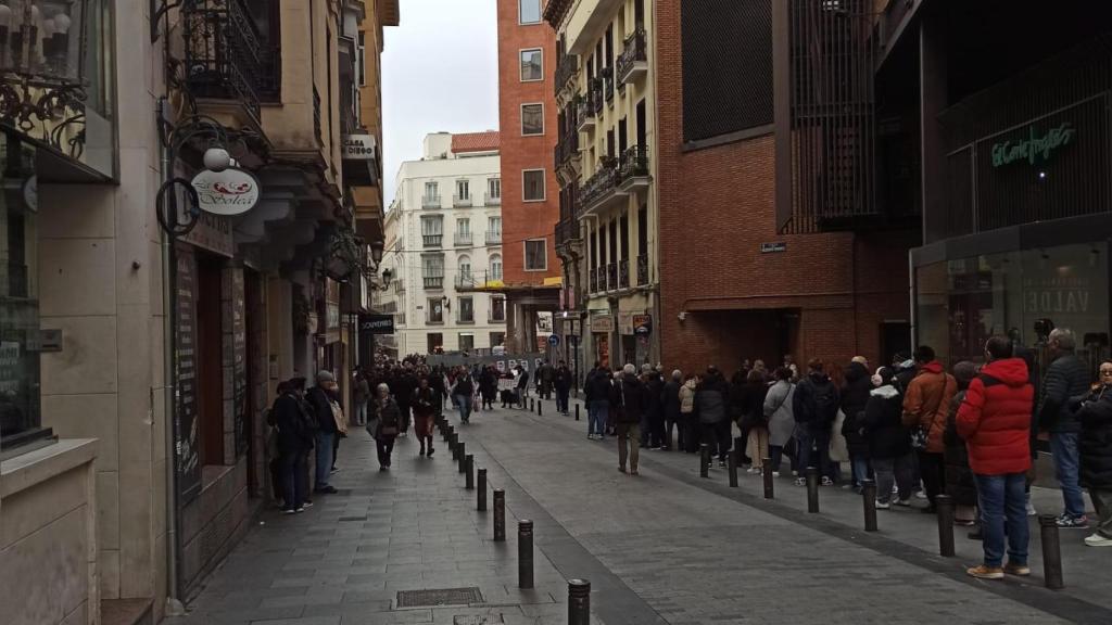 Cola de Doña Manolita que se extiende por la Calle de Mesonero Romanos