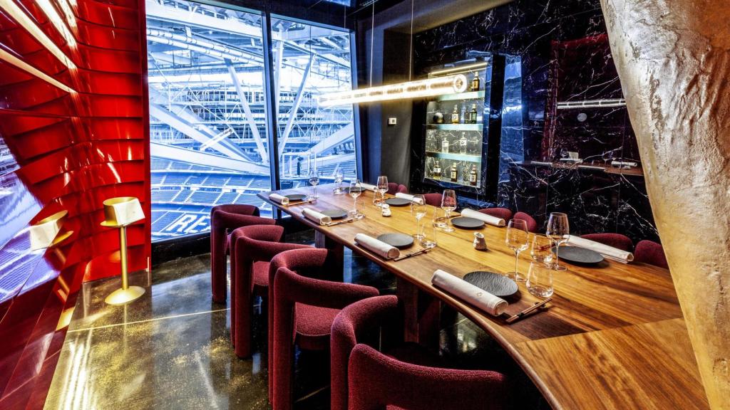 Una de las mesas del restaurante con vistas al estadio.