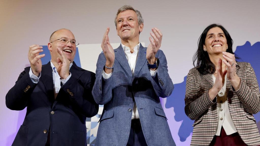 Miguel Tellado, Alfonso Rueda y la secretaria general en Galicia, Paula Prado, este viernes en Santiago de Compostela.