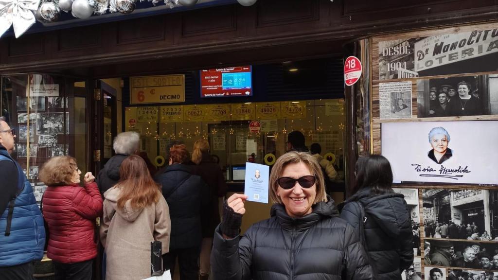 Josefina posando con su décimo frente a Doña Manolita