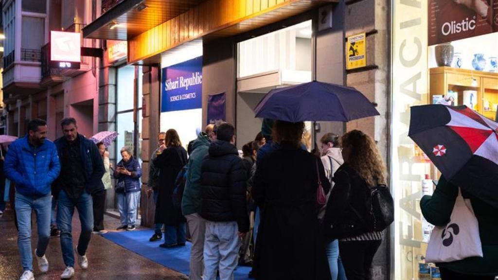 Grandes colas se han formado en las tiendas de Sibari Republic para conseguir sus productos.