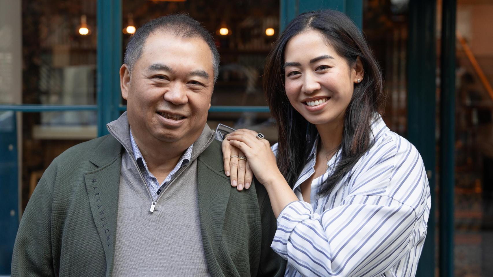 Eva junto a su padre Danny en el restaurante La pagoda (anteriormente Tao y La Gran Muralla).
