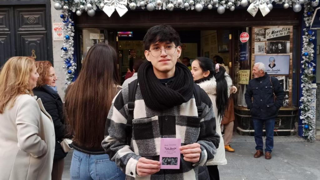 Diego posando junto a su décimo en frente de Doña Manolita