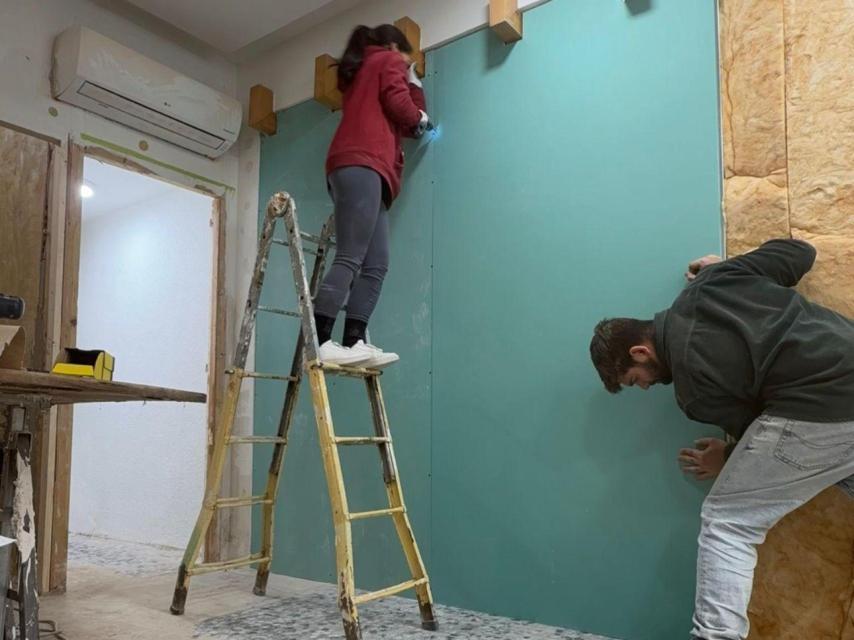 Elena y Goyo reformando el local.