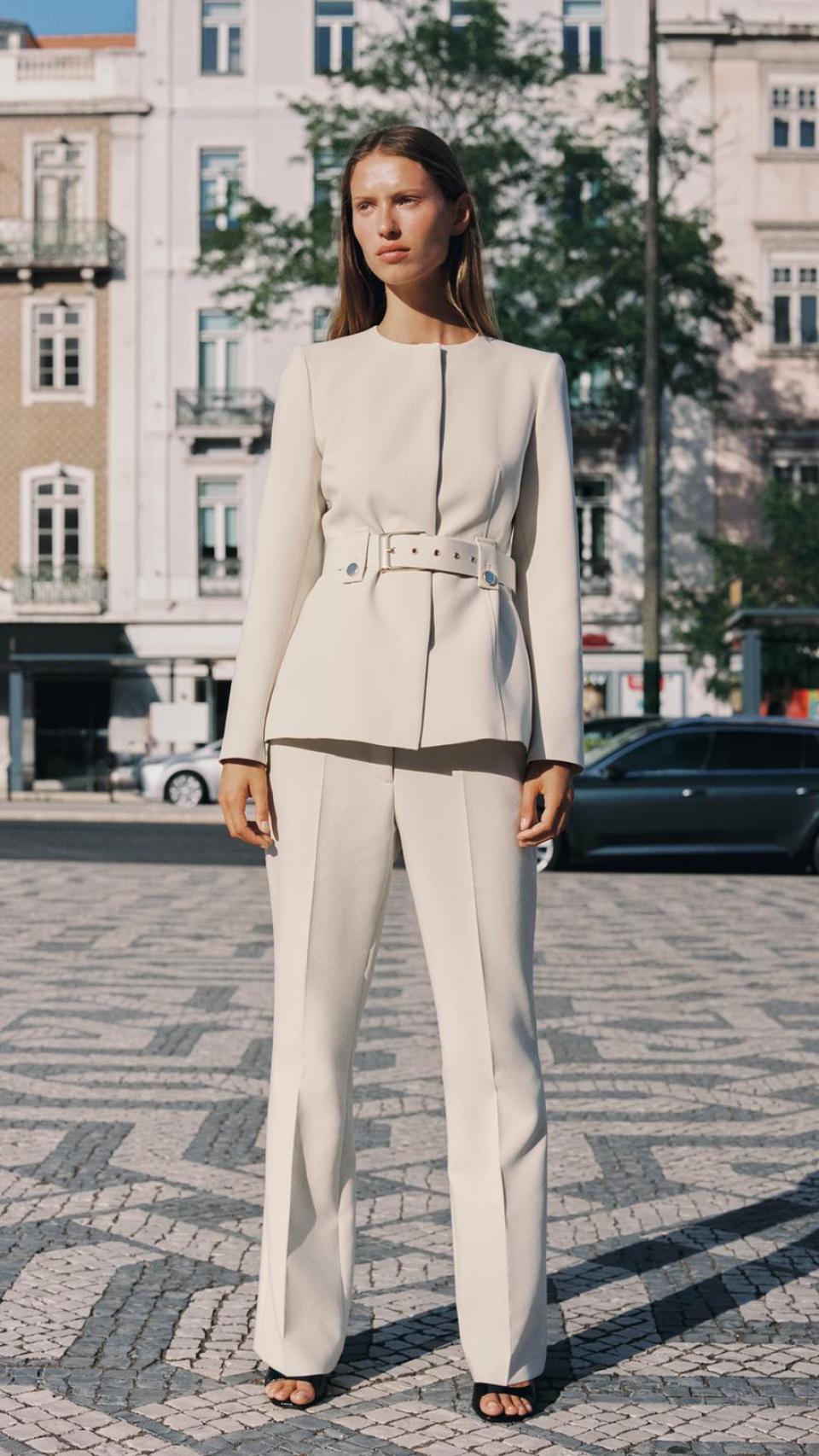 Blazer de cuello redondo y manga larga con hombreras, de Zara.