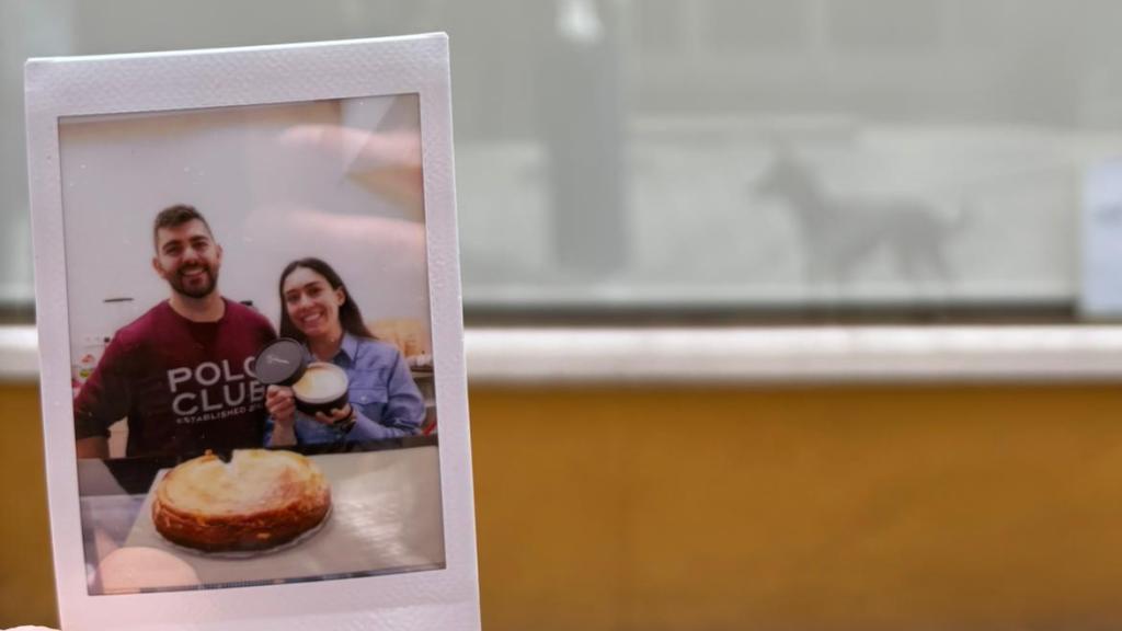 Una foto de Goyo y Elena con su obrador de fondo.