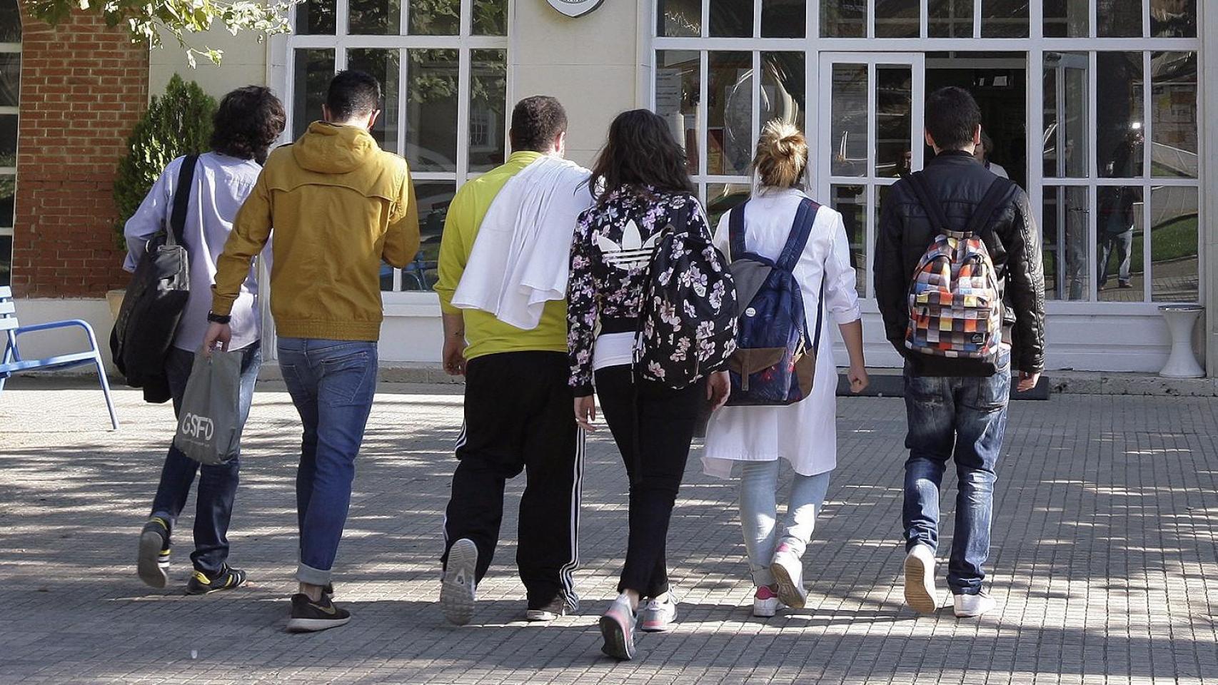 Un grupo de universitarios