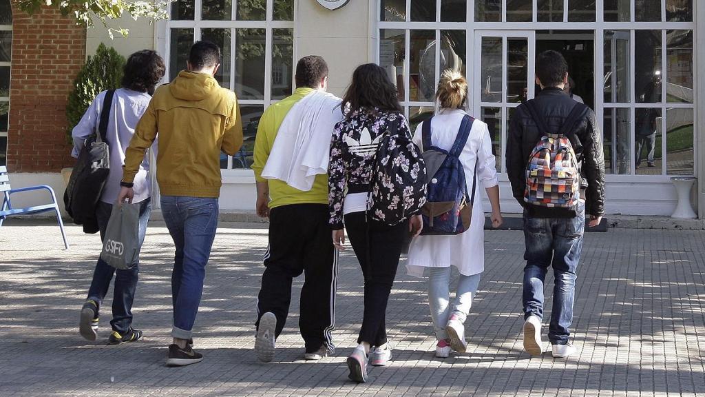 Un grupo de universitarios