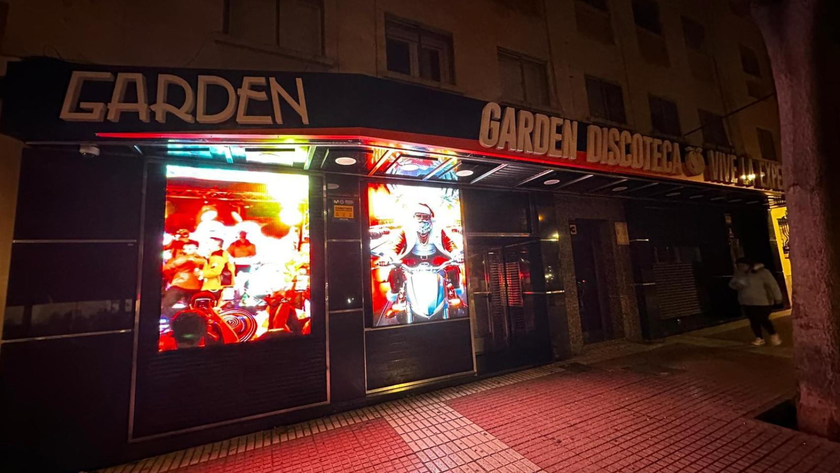 Fachada de la discoteca, con las nuevas pantallas.