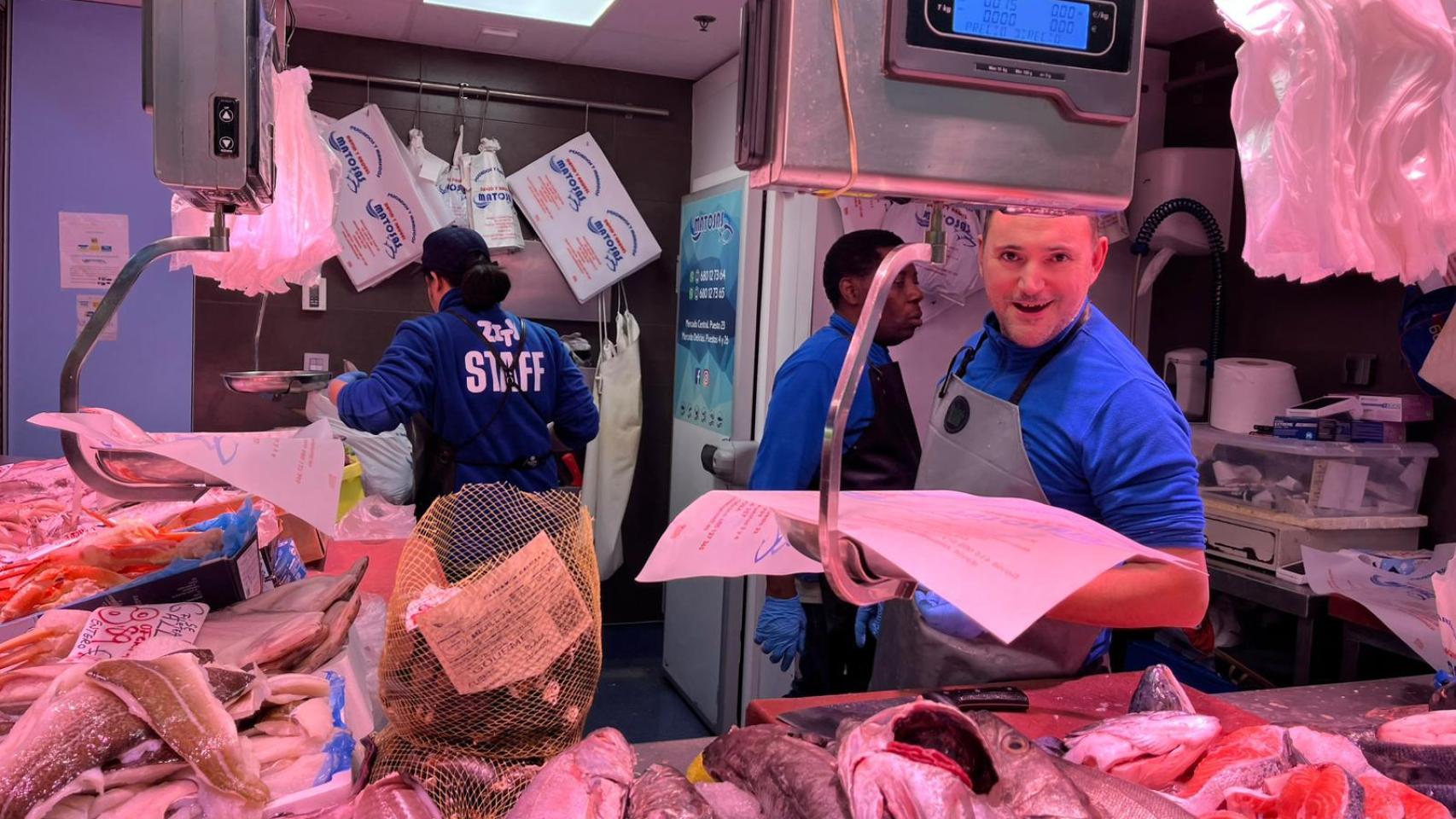 Daniel, encargado de Pescadería y Mariscos David y Raquel Matosas.